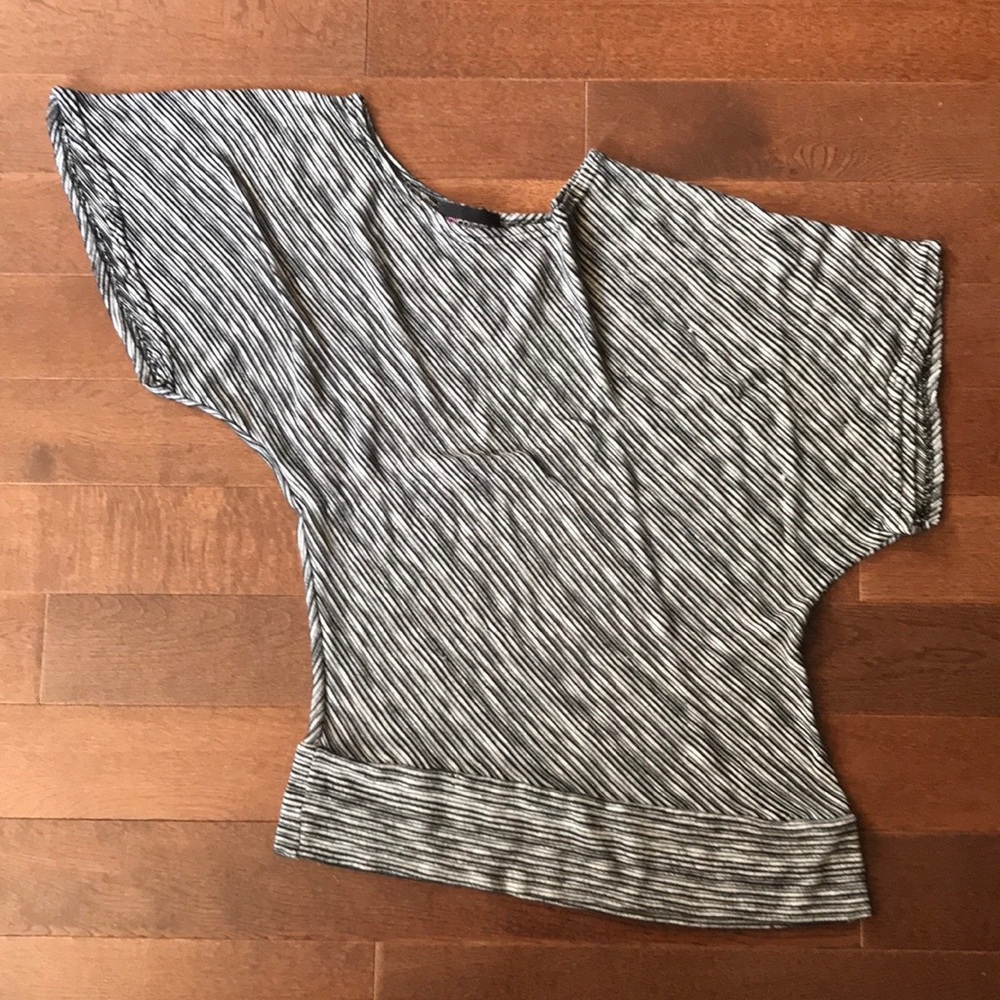 🌸 Off the shoulder stripped shirt 2/20$